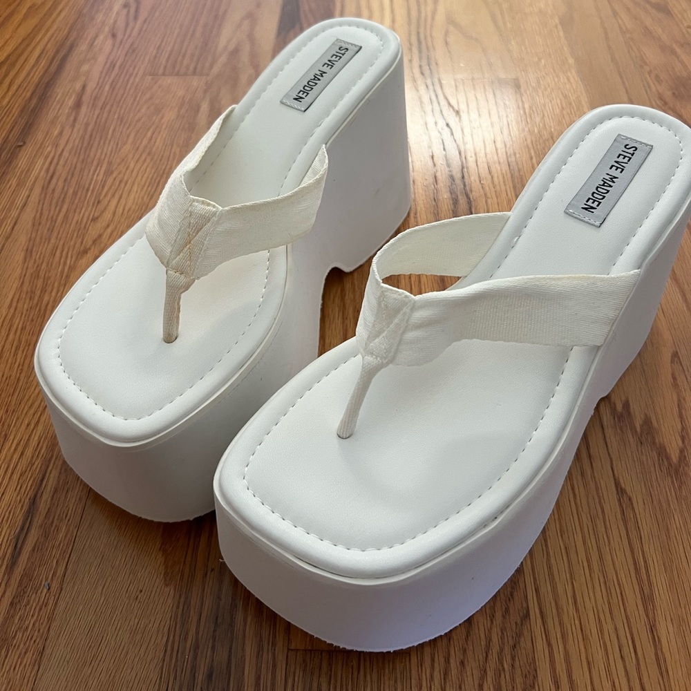 Steve Madden Gwen platform flip flops size 10 white bratz